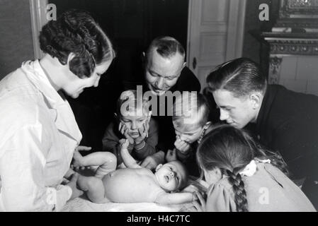 Mitglieder Einer Kinderreichen Familie, 1930er Jahre Deutsches Reich. Mitglieder einer Großfamilie, Deutschland der 1930er Jahre Stockfoto