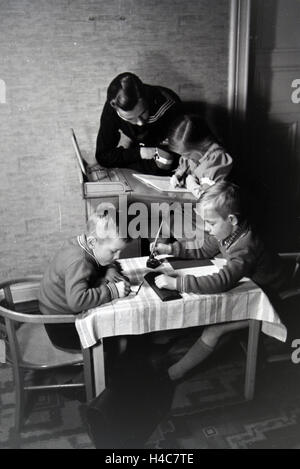 Mitglieder Einer Kinderreichen Familie Helfen Sich Gegenseitig, 1930er Jahre Deutsches Reich. Mitglieder einer Großfamilie gegenseitig, Deutschland der 1930er Jahre Stockfoto