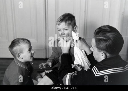 Mitglieder Einer Kinderreichen Familie Helfen Sich Gegenseitig, 1930er Jahre Deutsches Reich. Mitglieder einer Großfamilie gegenseitig, Deutschland der 1930er Jahre Stockfoto