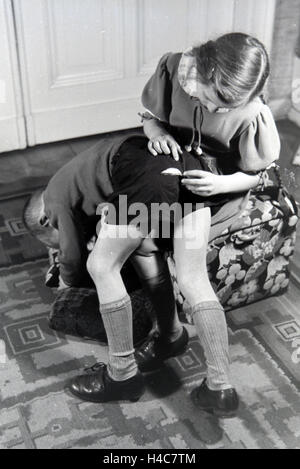 Mitglieder Einer Kinderreichen Familie Helfen Sich Gegenseitig, 1930er Jahre Deutsches Reich. Mitglieder einer Großfamilie gegenseitig, Deutschland der 1930er Jahre Stockfoto