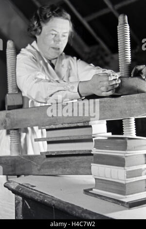 Eine Buchbinderin Bei der Arbeit, 1930er Jahre Deutsches Reich. Buchbinder bei der Arbeit, Deutschland der 1930er Jahre Stockfoto