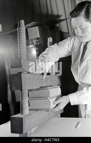 Eine Buchbinderin Bei der Arbeit, 1930er Jahre Deutsches Reich. Buchbinder bei der Arbeit, Deutschland der 1930er Jahre, Stockfoto