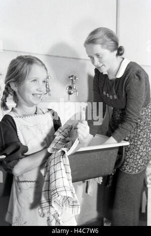 Mitglieder Einer Kinderreichen Familie Bei der Hausarbeit, 1930er Jahre Deutsches Reich. Mitglieder einer Großfamilie, Hausarbeit, Deutschland der 1930er Jahre Stockfoto