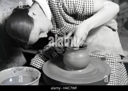 Eine Töpferin Bei der Arbeit, 1930er Jahre Deutsches Reich. Ein Töpfer bei der Arbeit, Deutschland der 1930er Jahre Stockfoto