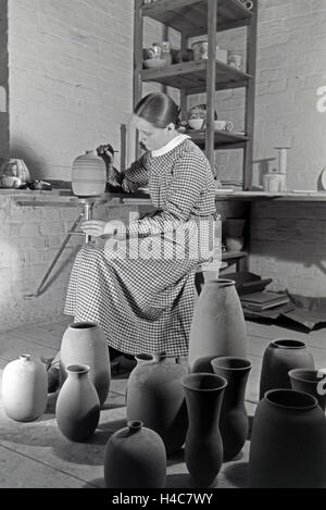 Eine Porzellanmalerin Bei der Arbeit, 1930er Jahre Deutsches Reich. Porzellanmaler bei der Arbeit, Deutschland der 1930er Jahre Stockfoto