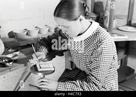 Eine Porzellanmalerin Bei der Arbeit, 1930er Jahre Deutsches Reich. Porzellanmaler bei der Arbeit, Deutschland der 1930er Jahre Stockfoto