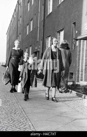 Mitglieder Einer Kinderreichen Familie Beim Einkaufen, 1930er Jahre Deutsches Reich. Mitglieder einer Großfamilie den Einkäufen, Deutschland der 1930er Jahre Stockfoto