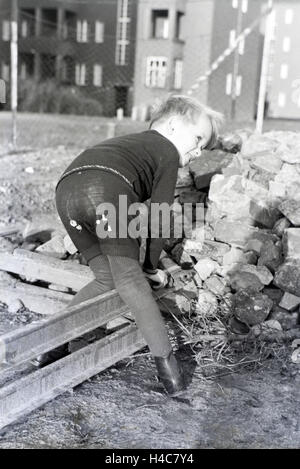 Mitglieder Einer Kinderreichen Familie Spielen Hinter Dem Wohnhaus, 1930er Jahre Deutsches Reich. Mitglieder einer Großfamilie spielen hinter dem Apartmenthaus, Deutschland der 1930er Jahre Stockfoto