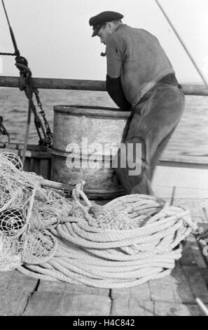 Ein Hochseefischer Bei der Arbeit ein Deck Deutschland 1930er Jahre. Ein Tiefsee-Fischer arbeiten an Deck, Deutschland der 1930er Jahre Stockfoto