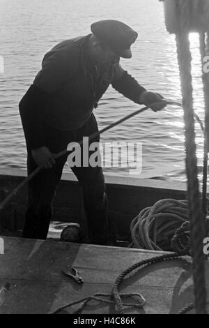 Ein Hochseefischer Bei der Arbeit ein Deck Deutschland 1930er Jahre. Ein Tiefsee-Fischer arbeiten an Deck, Deutschland der 1930er Jahre Stockfoto