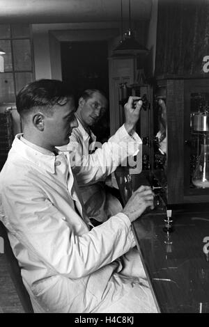 Eine Führung Durch Ein Fettsäurewerk in Witten, 1930er Jahre Deutsches Reich. Eine geführte Tour durch eine Fabrik der Fettsäure in Witten, Deutschland der 1930er Jahre Stockfoto