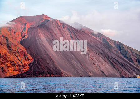 Italien Sizilien Äolischen Inseln Stromboli Insel der Sciara del Fuoco ist eine geschwärzte Laval Narbe liefen Strombolis Nordflanke Stockfoto