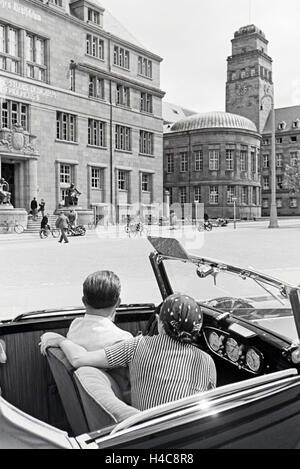 Ein Ausflug Nach Freiburg Im Breisgau, 1930er Jahre Deutsches Reich. Ein Ausflug nach Freiburg Im Breisgau, Deutschland der 1930er Jahre Stockfoto