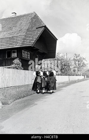 Ein Ausflug in Den Schwarzwald, 1930er Jahre Deutsches Reich. Ein Ausflug in den Schwarzwald, Deutschland der 1930er Jahre Stockfoto