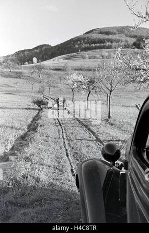 Ein Ausflug Mit Dem Ford Eifel, 1930er Jahre Deutsches Reich. Ein Ausflug mit der 1930er Jahre Ford Eifel, Deutschland Stockfoto