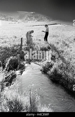 Ein Ausflug Mit Dem Ford Eifel, 1930er Jahre Deutsches Reich. Ein Ausflug mit der 1930er Jahre Ford Eifel, Deutschland Stockfoto