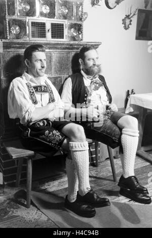 Bad Tölzer in Traditioneller Tracht Mit Lederhosen, 1930er Jahre Deutschland. Zwei Männer aus Bad Tölz tragen eine traditionelle Tracht mit Lederhosen, Deutschland der 1930er Jahre Stockfoto