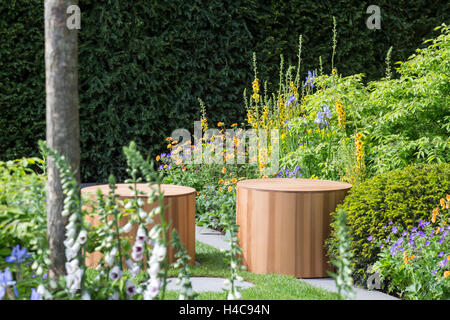 Bunte informellen Blumenrabatten in der Homebase Garten - Urban Retreat auf der Chelsea Flower Show 2015 Stockfoto