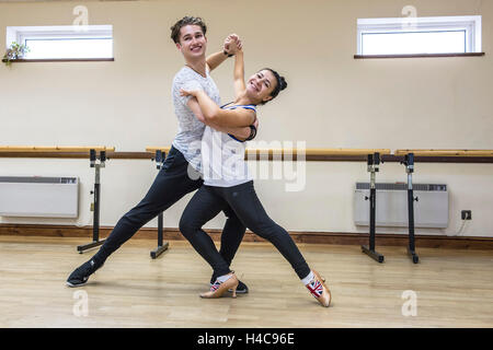 Sperrfrist bis 0001 Samstag Oktober 15 Strictly Come Dancing paar, Claudia Fragapane und Partner AJ Pritchard in einem Tanzstudio in Bristol zu Proben. Stockfoto