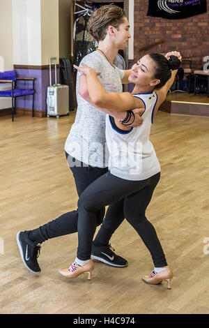 Sperrfrist bis 0001 Samstag Oktober 15 Strictly Come Dancing paar, Claudia Fragapane und Partner AJ Pritchard in einem Tanzstudio in Bristol zu Proben. Stockfoto