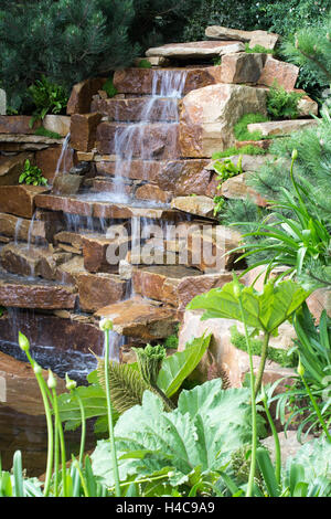 Wasserfall in der Sentebale - Hoffnung auf Anfälligkeit Garten, Chelsea Flower Show 2015. Stockfoto