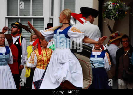 Volkstänzer tanzen bei einem jährlichen Volksfest in Tenterden, Kent, England Stockfoto