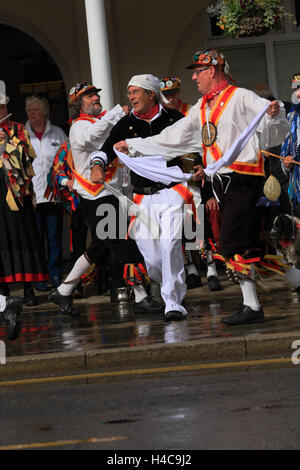 Volkstänzer in Aktion bei einem jährlichen Volksfest in Tenterden, Kent, England Stockfoto