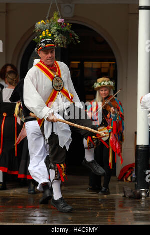 Volkstänzer tanzen bei einem jährlichen Volksfest in Tenterden, Kent, England Stockfoto