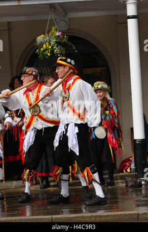 Volkstänzer tanzen bei einem jährlichen Volksfest in Tenterden, Kent, England Stockfoto