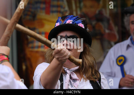 Volkstänzer tanzen bei einem jährlichen Volksfest in Tenterden, Kent, England Stockfoto