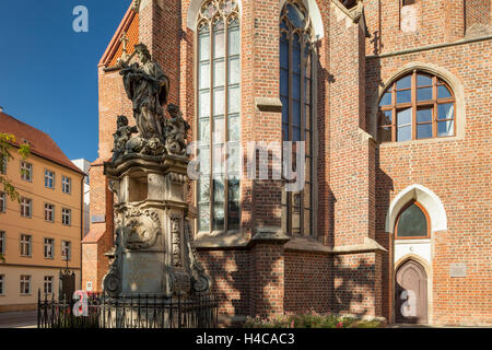 Saint-Statuen vor St Matthew Episcopal Church in Wroclaw old Town, Niederschlesien, Polen. Stockfoto