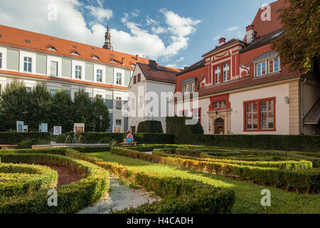 Herbstnachmittag im barocken Garten Ossolineum in Breslau, Niederschlesien, Polen. Stockfoto