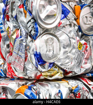 Tabakballen recycelt Bier & Alkoholfreie Getränke zerquetscht Aluminium Abfallbehälter, Metall, Müll, leere Container, Recycling in Blairgowrie nach Resource Center. Großbritannien Stockfoto