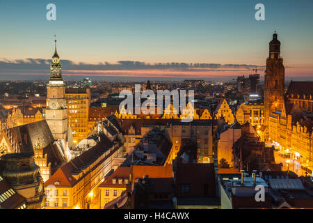 Am Abend in Wroclaw old Town, Niederschlesien, Polen. Kirche St. Elizabeth und mittelalterlichen Rathaus erheben sich über der Stadt. Stockfoto