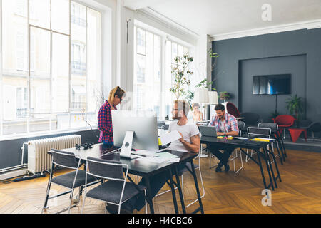 Junge Geschäftsleute arbeiten im Büro am neuen Projekt Stockfoto