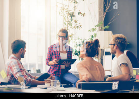 Junge Geschäftsleute arbeiten im Büro am neuen Projekt Stockfoto