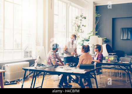 Junge Geschäftsleute arbeiten im Büro am neuen Projekt Stockfoto