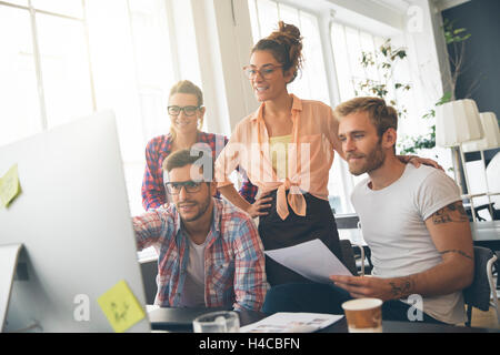 Junge Geschäftsleute arbeiten im Büro am neuen Projekt Stockfoto