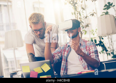 Unternehmer, virtual-Reality-Prüftechnik mit Kollegen im Büro. Stockfoto