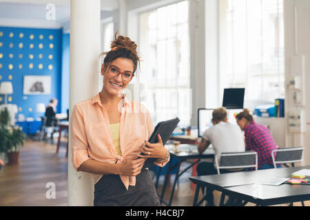 Porträt eines schönen Designer im Büro Stockfoto