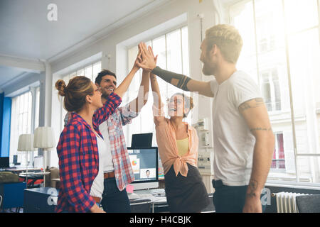 Junge Unternehmer, die einen Erfolg feiern lachen Stockfoto