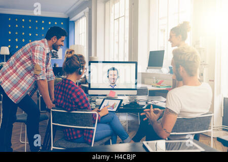 Mitarbeiter tun eine Videokonferenz im Konferenzraum Stockfoto