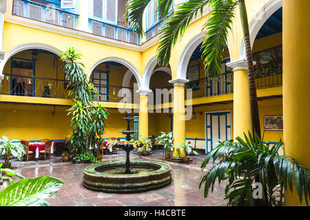 Innenhof Casa del Marqués de Aguas Claras, Restaurant, Palast aus der Kolonialzeit, Plaza De La Catedral, historische Altstadt Havanna, Zentrum, Habana Vieja, Kuba, die großen Antillen, Karibik, Mittelamerika, Amerika, Stockfoto