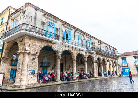 Touristengruppen, Paläste aus der Kolonialzeit, Casa del Conde de Lombillo und Casa del Marqués de Arcos, Plaza De La Catedral, historische Altstadt Havanna, Zentrum, Habana Vieja, Kuba, die großen Antillen, Karibik, Mittelamerika, Amerika, Stockfoto