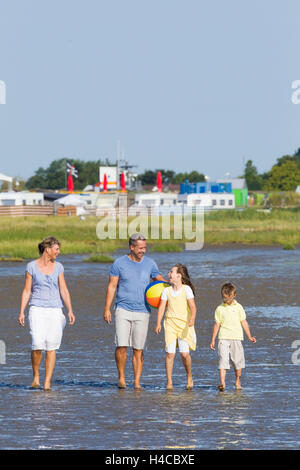 Familie in Watt Stockfoto