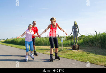 Familie geht Inline Skat am Meer Stockfoto