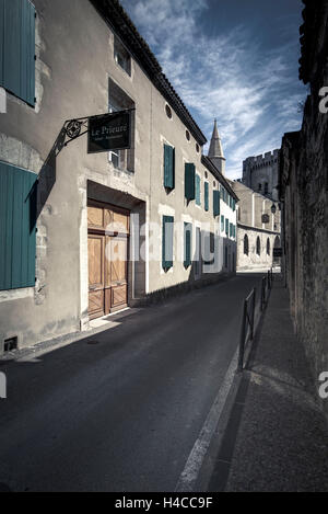 Lane, Strasse, Eingang, Hausfassade, Villeneuve Lès Avignon, Département Gard, Region Languedoc-Roussillon, Frankreich, Stockfoto