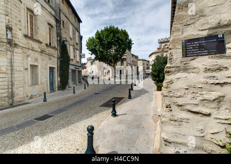 Lane, Strasse, Eingang, Hausfassade, Villeneuve Lès Avignon, Département Gard, Region Languedoc-Roussillon, Frankreich, Stockfoto
