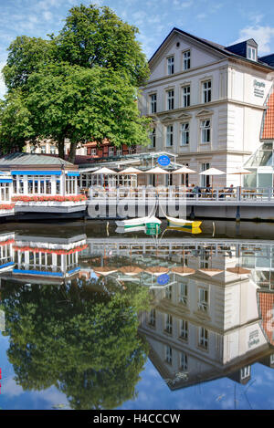 Blick über Fluss Ilmenau auf Hotel Bergström, Hausfassade, Hansestadt Lüneburg, Niedersachsen, Deutschland, Stockfoto