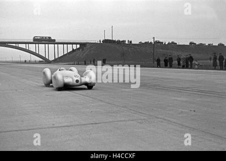 Mercedes-Benz W 125 kommt mit der Weltrekord-Versuch auf der Autobahn Frankfurt-Darmstadt-Herangerast, Deutschland 1930see der Mercedes-Benz W 125 Beschleunigung beim Welt Rekord Trial in der Autobahn Frankfurt-Darmstadt, Deutschland 1930see. Stockfoto